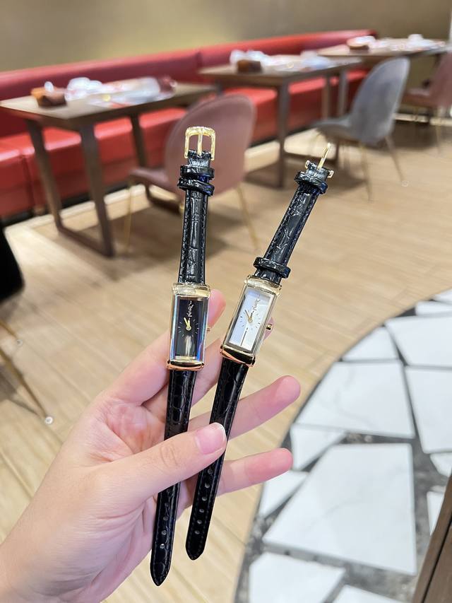 小红书爆款通勤百搭中古系列，小方表款式 ，简洁大方凸镜设计 时尚感爆棚真皮纹皮带日本原装机芯 稳定性非常好独一无二的款式绝对不撞款！！