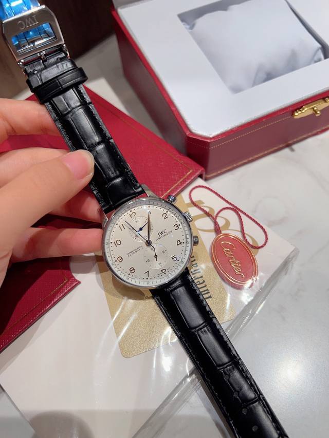 Iwc万国表葡萄牙系列新一代尺寸40Mm完美 人体工程学设计使流线型表耳更加贴合手腕，佩戴舒服。 与原装一致：表盘采用烤漆工艺，刻度采用叠加印刷技术。整体质感可