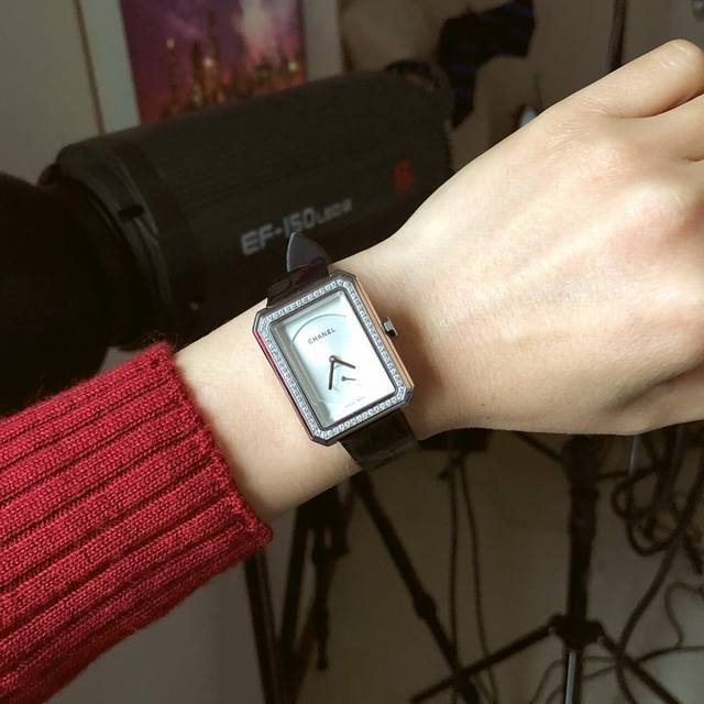 香奈儿Boy.Friend腕表 全新升级美洲鳄鱼皮版品质全面升级 细节处理原版一致 这款腕表充分融入了男性腕表的设计元素，棱角分明，设计简约，简单有力的线条没有