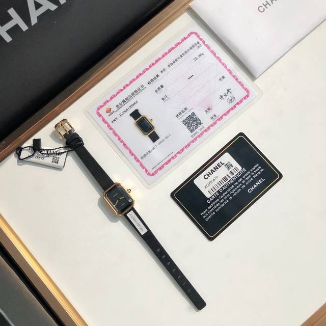 香奈儿Chanel黑金小方糖女士石英腕表 真正18K包金工艺，配备国检证书，一表一码，支持复检！表壳和表扣采用的炉内真空镀金技术，整面18K金覆盖厚度为8咪，腕
