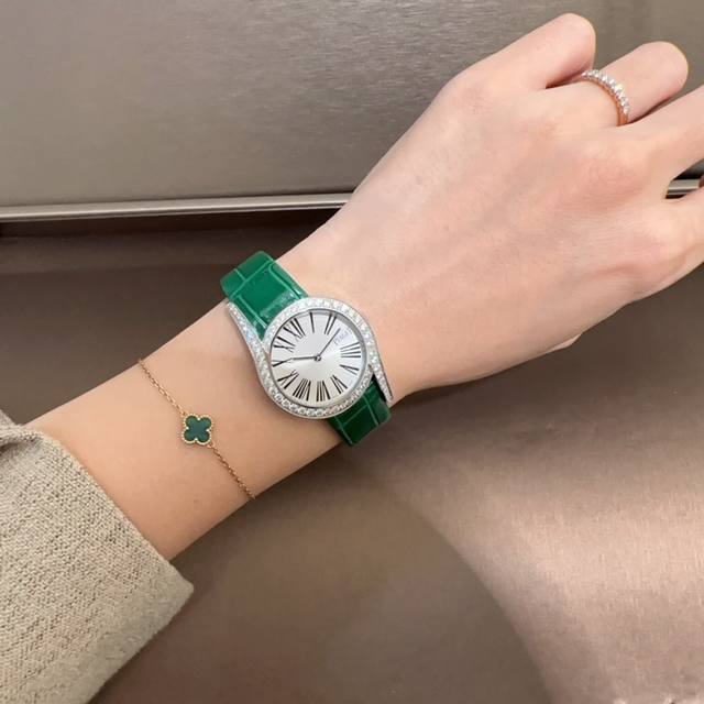 伯爵69Limelight Gala腕表超级版，原装开模，修正现市面任何版本的不足！皮带可配原装精彩细节腕表尺寸32Mm运用一流的壳套打磨工艺，诠释伯爵优雅气质