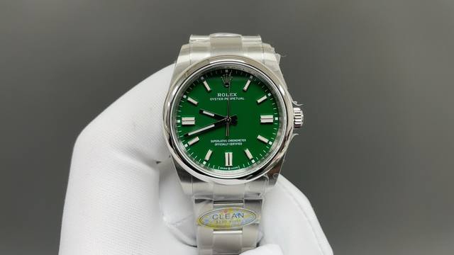 劳力士蚝式恒动系列机芯出货 ，斜边凌角边面钉，细节拉满 。36-41Mm 采用3230一体一档机芯！均无日历空档位，字面颜色和原装没色差，采用斜角丁设计精工打磨