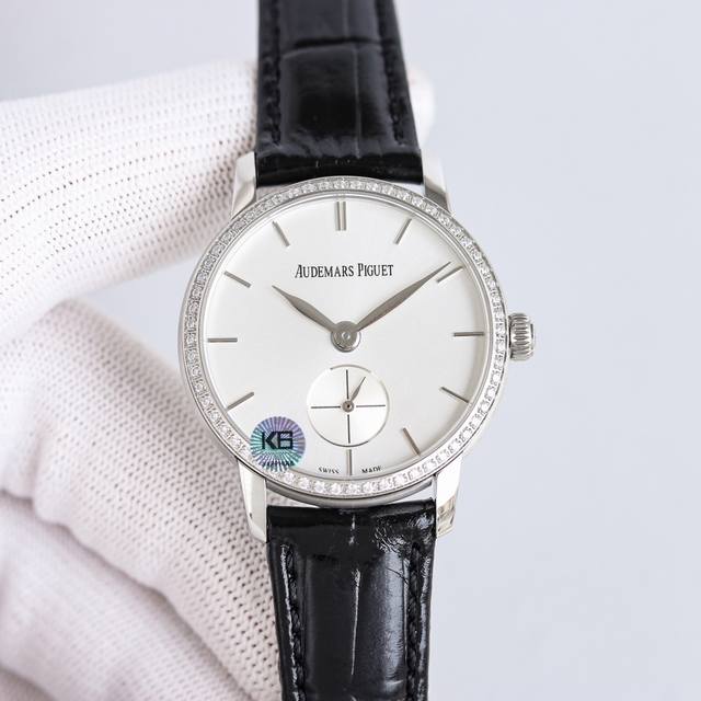 光 钻 原单货品质 女爱彼Jules Audemars 系列震撼上市，此款手表有经典的设计和精致的工艺，表盘上佩有银针，增添了优雅的气质。这款适合追求奢华和经典