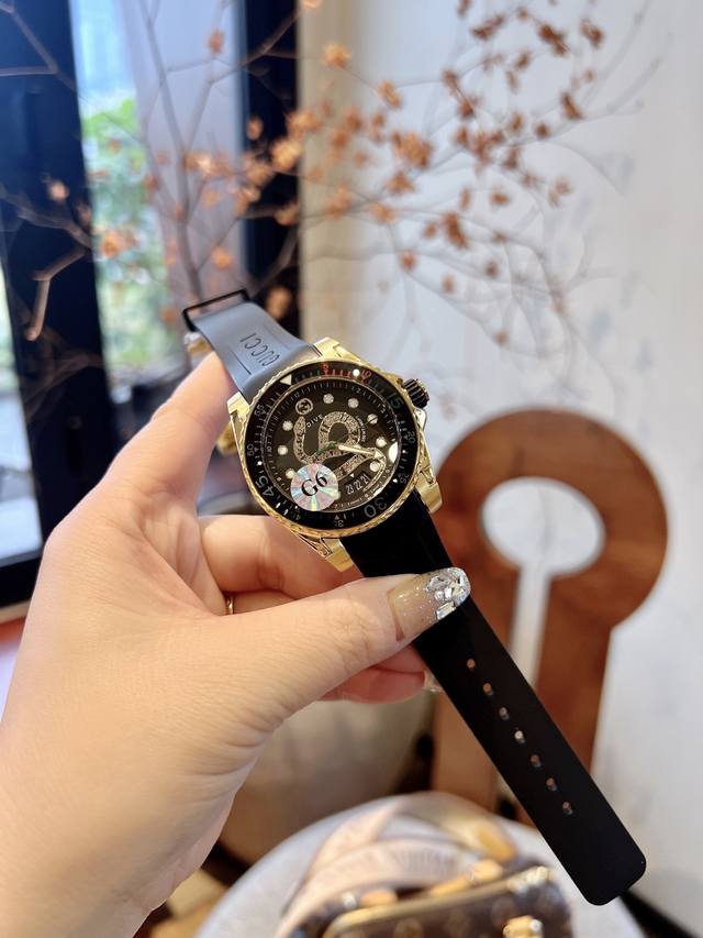 升级版↑原单品质，值得信赖古驰 Gucci新款中性潜水表，时尚不失大气，男女皆宜，40 Mm表径，以品牌标志性“猫”图案和夜光显示为表盘。应用不锈钢材质，经缎面