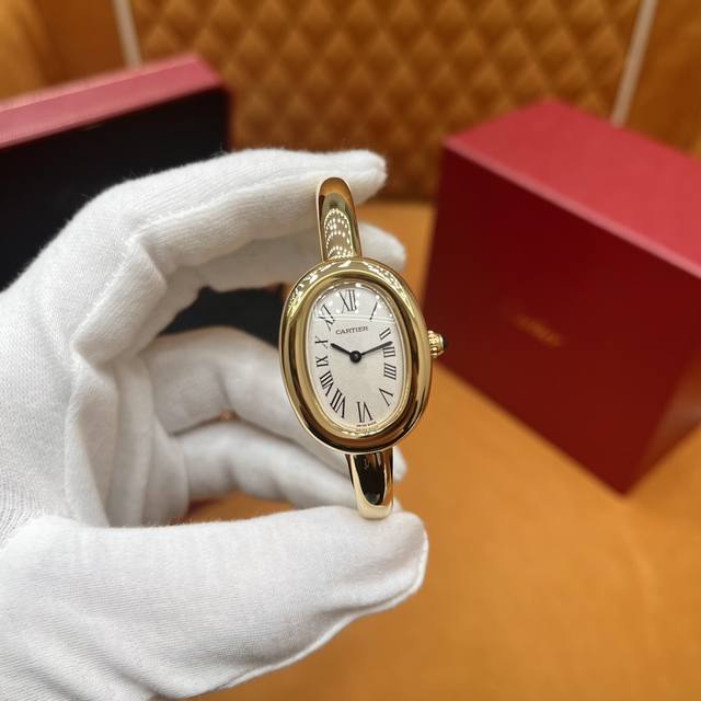 认准Bba厂！ 新推出小号尺寸 新款浴缸手镯表，卡家经典之作浴缸系列。 Baignoire 全新“浴缸”手镯腕表，Mini表壳尺寸：24.6*18.7毫米， 新