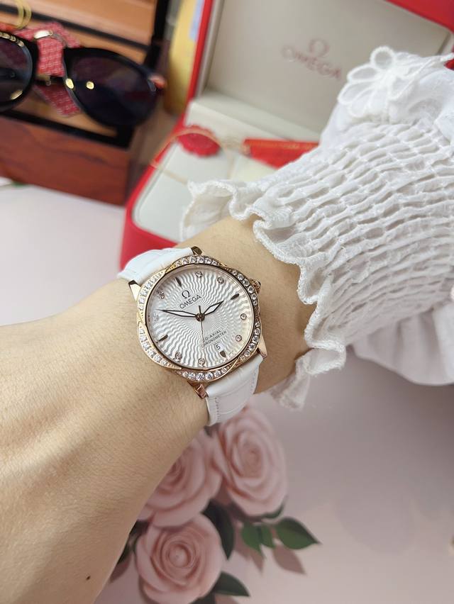 时尚石英女款欧米茄高颜值气质单品从容优雅316精钢表壳环绕花型施华洛水晶钻，独具一格，美不可言进口石英机芯，高硬度耐磨玻璃镜面，搭配真皮表带。璀璨时符恒久夺目尺