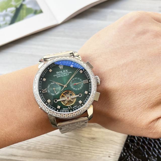 统一 复杂时计 奢华大气 经典新品 震撼上市 最新：劳力士 多功能精品 大飞轮设计 类型：精品男士腕表 表带：真牛皮表带 机芯：高端全自动机械机芯 镜面：矿物质