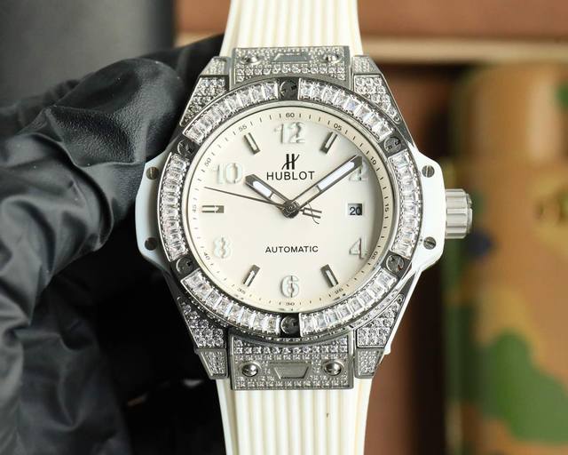 光面 白钻面 彩钻面 ，Hublot 宇舶表 恒宝Big Bang精钢彩虹彩钻腕表，擅长打破传统疆界，将不同材质和谐融合于一体，腕表将时计与珠宝的精髓相融合，以