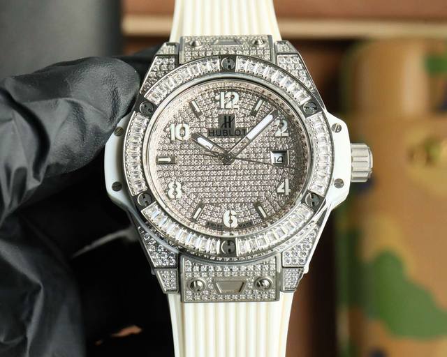 光面 白钻面 彩钻面 ，Hublot 宇舶表 恒宝Big Bang精钢彩虹彩钻腕表，擅长打破传统疆界，将不同材质和谐融合于一体，腕表将时计与珠宝的精髓相融合，以