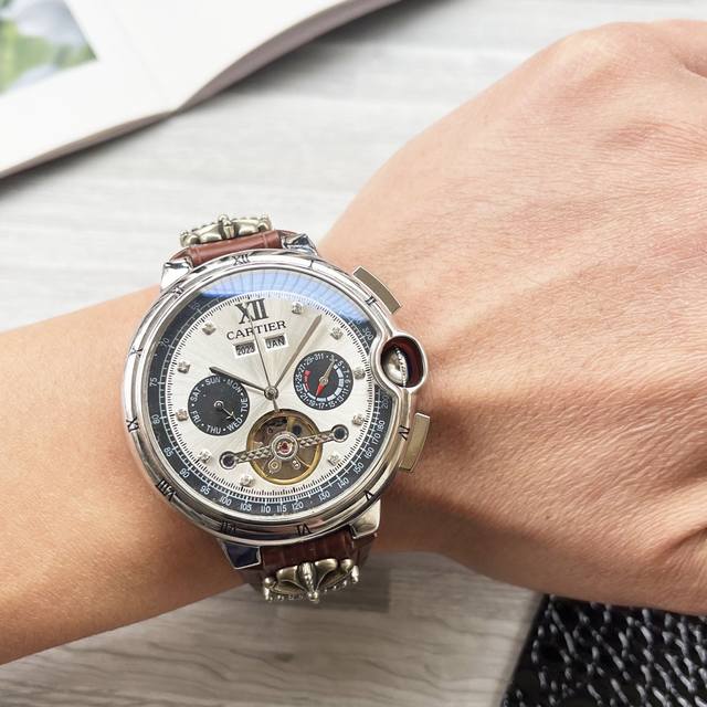 白 金 蓝气球系列 震撼上市 最新：卡地亚 多功能精品设计 类型：精品男士腕表 表带：真牛皮表带 机芯：高端全自动机械机芯 镜面：矿物质强化玻璃更高清 品味高雅