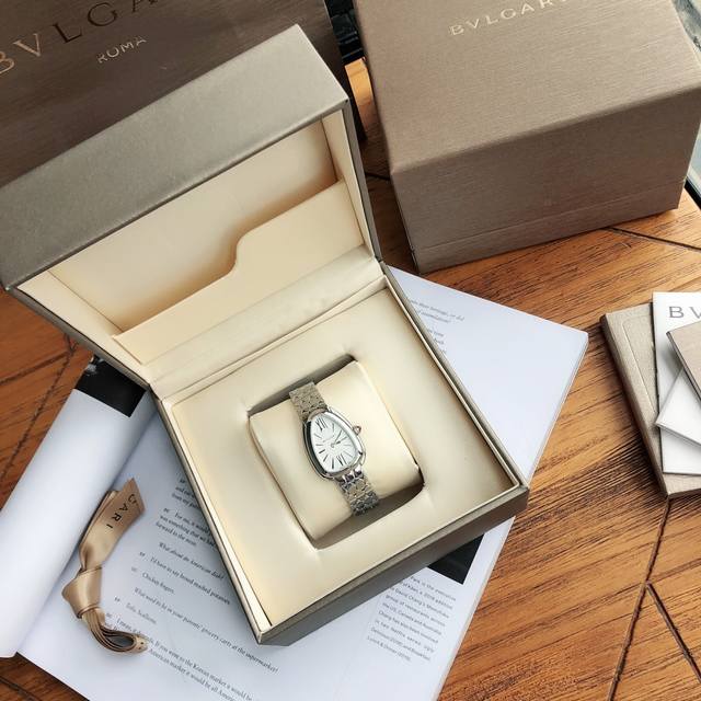 Bvlgari宝格丽女士腕表，最新款无钻版Serpenti Seduttori鎏光蛇影腕表超美腻 佩戴方式很特别 像被蛇缠绕～十分别致！搭配起来非常吸睛可优雅可