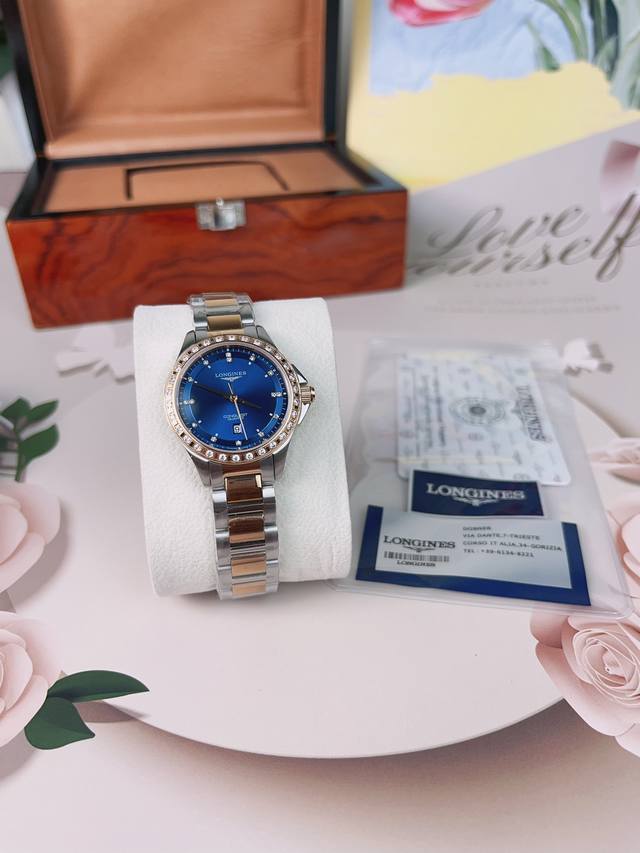 时尚石英女款浪琴经典绝美女款，优雅而至气质至上采用进口石英机芯，抗磨损双卜蓝宝石水晶玻璃，316精钢表壳，蓝色和绿色表盘熠熠生辉。精钢表链搭配原装三折式表扣。匠