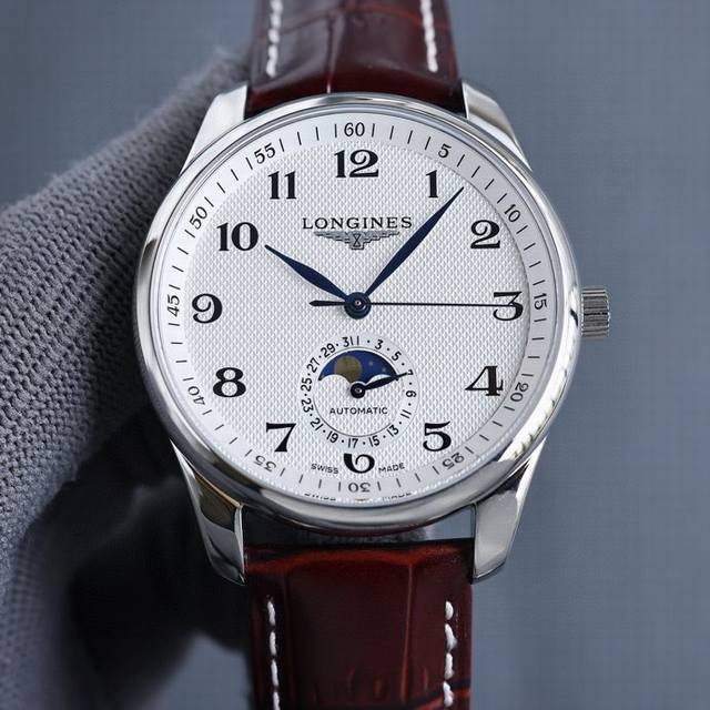 男女统一价： 2824机芯三码合一 浪琴全新名匠男女款情侣系列L2.909.4简约优雅尽显从容气度 功能与原版同步把头拨到第二档位可以独立快调月相独立快调日历功