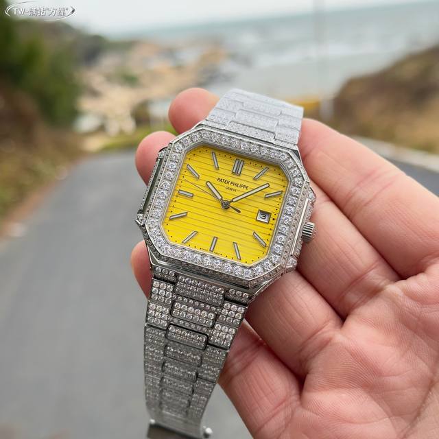 统一价， 。百达翡丽Cubitus 满钻版本 5821系列百达翡丽全新Cubitus系列，尺寸45毫米。从数字上看，45毫米尺寸大于鹦鹉螺5811G的41毫米。