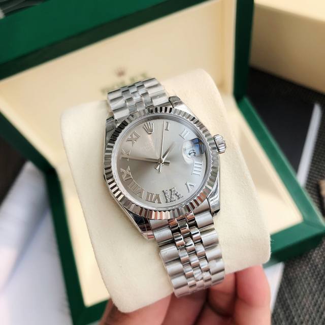 劳力士Rolex女款蚝式日志型腕表！表壳直31毫米。采用904L不锈钢来锻造，具备高抗腐蚀性。搭配劳力士定制版2236蓝游丝全自动机械机芯性能极为稳定，抗震力强