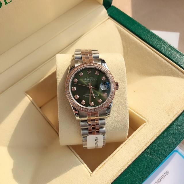 劳力士女装日志型28㎜日志系列，女装日志型的蚝式表壳是坚固优雅、完美比例的典范，采用316L不锈钢来锻造不锈钢腕表表壳，具备高抗腐蚀性，这种超合金不仅非常耐用且