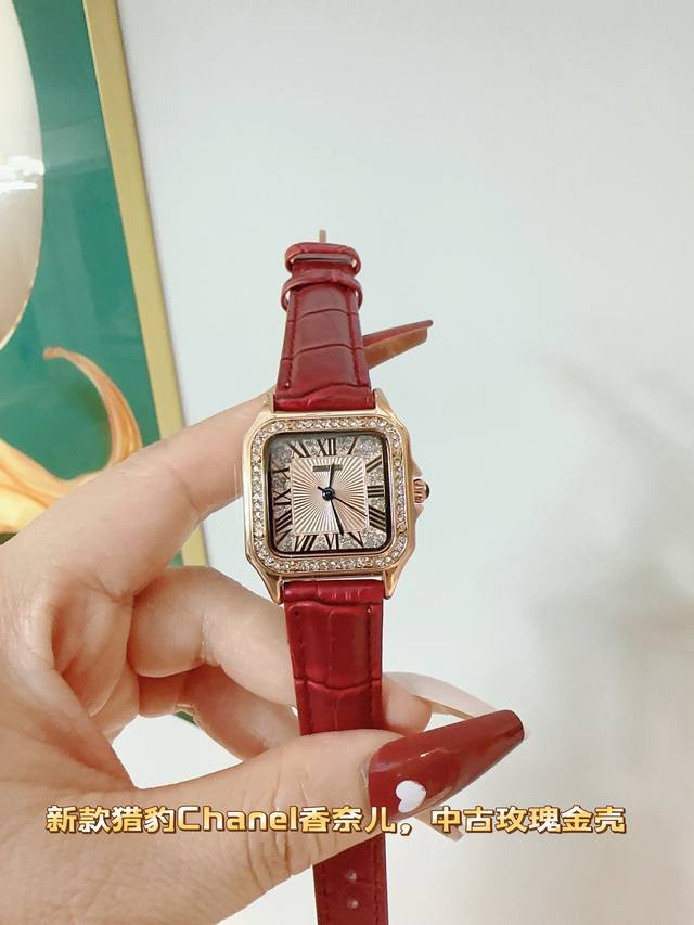 皮带香奈儿Chanel 猎豹手表，新款 钻石罗马刻度面 华丽而不羁，是PanthèRe De 猎豹所传达的美学风格。它线条流畅，魅惑动人，柔软服帖于腕间，宛若在