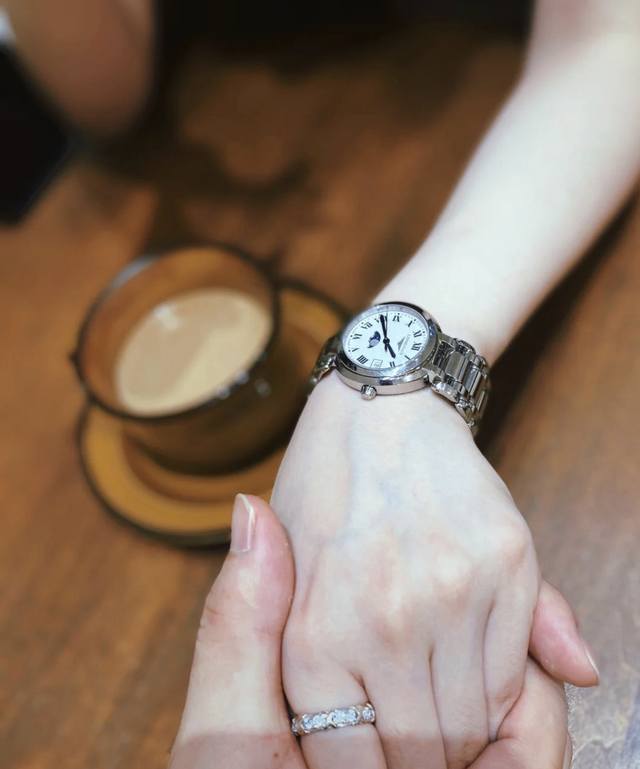 统一 Kl可乐工厂浪琴优雅系列心月女表璀璨心月，奇幻优雅 腕表数据：型号L8.116.4.71.6，是浪琴心月带有月相功能的腕表，整表30.5毫米尺寸，非常适合