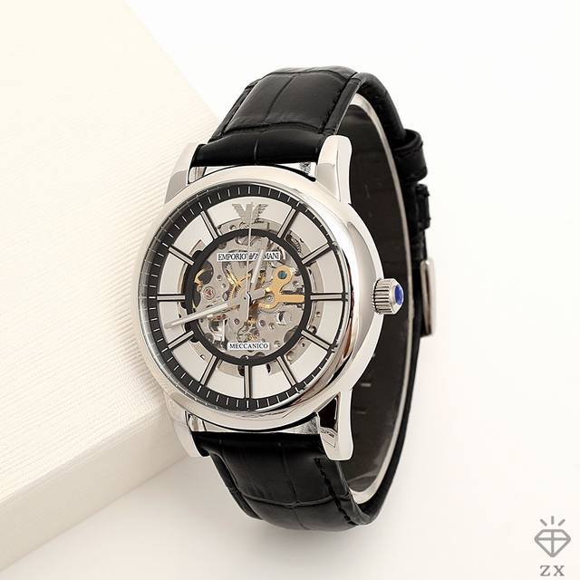 元 阿玛尼Armani 型号：Ar1981 表壳：316L精钢：强化矿物质玻璃 表带：头层牛皮 尺寸：41*13Mm Zx实拍 镂空动感表盘突出层次感 时尚黑白