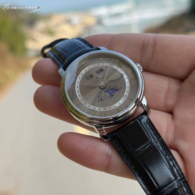 Xr新品宝珀Villeret经典系列6654月相腕表： 1精钢表壳，表径40Mm，表肩和表壳交接的线条明显，打磨到位。壳套饱满，光泽四溢。 2自动机械机芯，具备