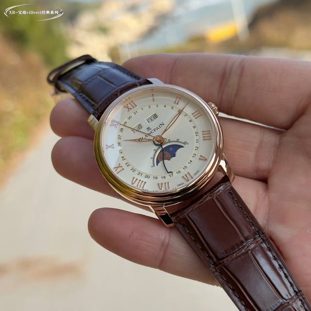 Xr新品宝珀Villeret经典系列6654月相腕表： 1精钢表壳，表径40Mm，表肩和表壳交接的线条明显，打磨到位。壳套饱满，光泽四溢。 2自动机械机芯，具备