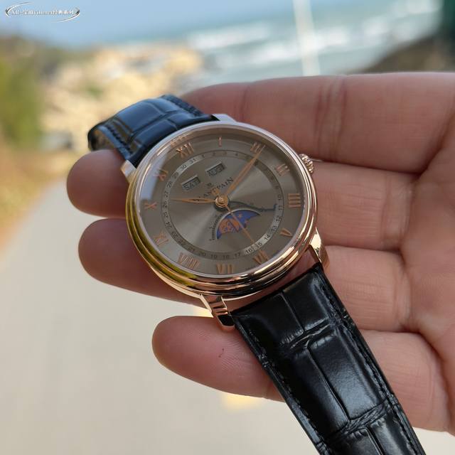 Xr新品宝珀Villeret经典系列6654月相腕表： 1精钢表壳，表径40Mm，表肩和表壳交接的线条明显，打磨到位。壳套饱满，光泽四溢。 2自动机械机芯，具备