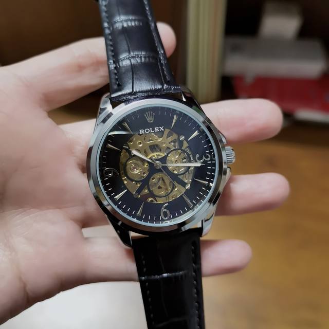 真皮表带十双按蝴蝶扣白 ，全黑、间金 ，劳力士一Rolex，全自动机械机芯，蕴含最优质的材料与一丝不苟的工艺！超强矿物质幻彩玻璃，真空电镀，精密防水，直径：43