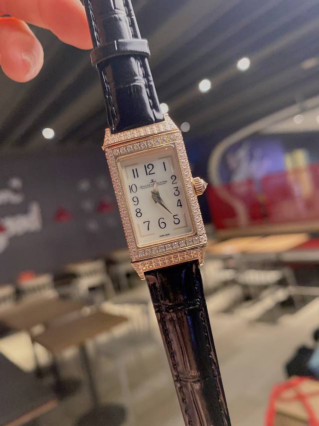 金50 鳄鱼皮 狠货来袭 积家 翻转满钻系列 牛皮 台湾厂立体数字！三码合一 搭配原装表扣凸出立体Logo 质量杠杠！ 零0返修。深度防水。 把头、后盖、于正品