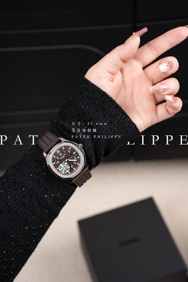 百达翡丽5068系列手雷女士最强版本。 腕表定:制瑞士顶级全自动4813机芯。 表圈：镶嵌一圈进口精美钻尽显精致美感，大大提升佩戴者的贵族气。 表壳：904钢拥