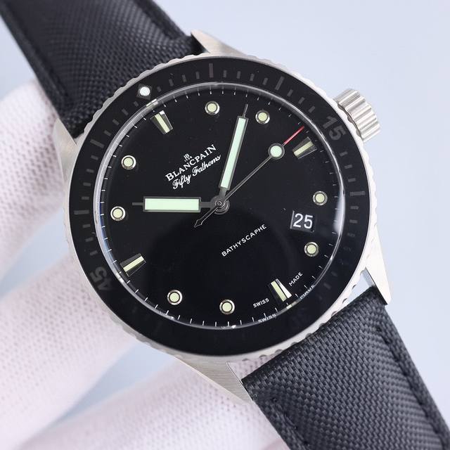 钢壳宝珀五十寻系列｜904L缎面磨砂精钢 尺寸厚度：13.2毫米，直径：43毫米 表壳牙圈对版，线条立体感强！ 表扣缎面精钢表扣内外打磨同样一丝不苟，棱角分明，