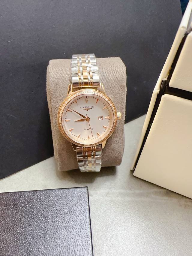 钻钢 . 陶瓷+20 浪琴-Longines 简约大气女款 进口石英机芯 矿物质玻璃镜面 316L精钢表壳 直径28Mm厚8Mm 该款腕表备受女性喜爱，在不同的