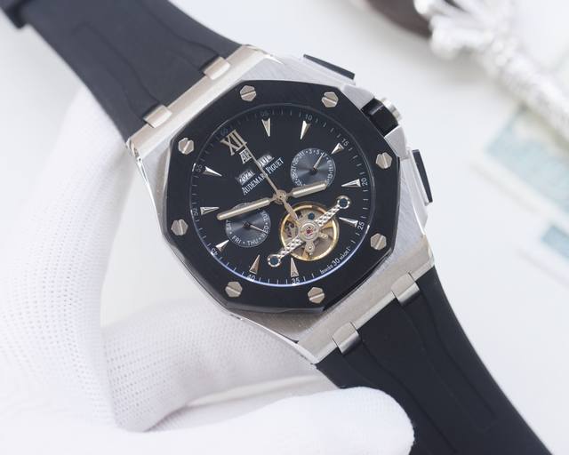 尊享价： 品牌：爱彼-Ap 类型：男士腕表 壳套：顶级版316精钢L 表带：天然橡胶防水胶带 机芯：全自动进口机械机芯 镜面：矿物质防刮镜面玻璃 尺寸：直径45