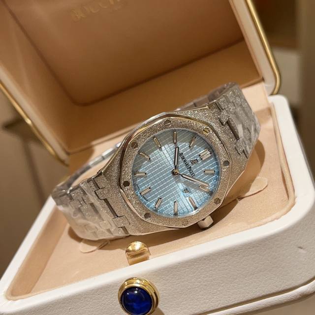 白 金 Ap-沙金表壳材质采用精钢 配有矿物防花玻璃 具有高强度防刮 表圈有光圈和钻圈～由个人喜欢选择-手工和机器镶嵌40颗高亮度莫桑钻 日本进口机芯 表带精钢