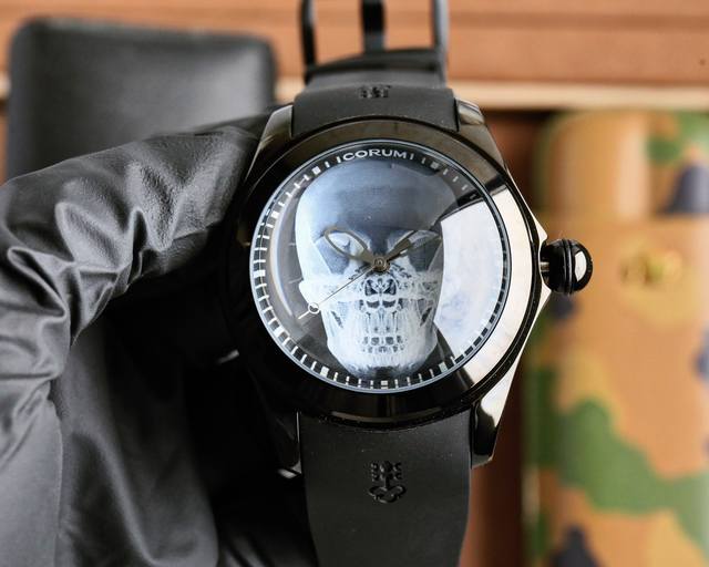 白壳 黑壳 Corum 昆仑水泡 Bubble Clown泡泡腕表奇思异想得以自由迸发。特立独行的用不走寻常路的美学概念，打造出泡泡腕表，搞怪十足，他浸润流行文