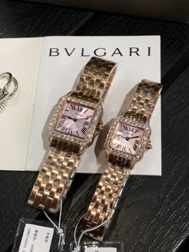 白 金 钻20卡地亚复古山度士系列中号尺寸：宽度26Mm长度36Mm 小号尺寸：宽度21Mm长度28Mm进口石英机芯，316L精钢表壳表链。蓝晶石表冠！淬火钢蓝