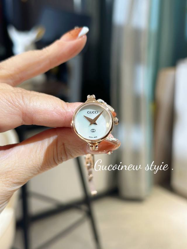 Gucci古驰爆款来了，好看到放下来 表盘23Mm，精细的表链满满中古的味道，一颗一颗小部件精细打磨，再用小螺丝连接到一起，打造出来一条精致的表链，进口石英机芯