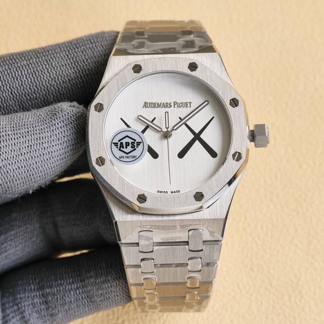 Aps出品。Kaws联名 升级V2版本 械男士腕表 搭载性能稳定的9015改Cal.4302机芯 超级蓝宝石玻璃 更加的耐磨防刮 超强夜光显示 每颗字面钉都是进