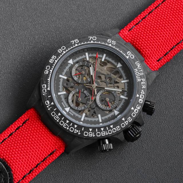 Rolex-宇宙计时迪通拿系列之碳纤维定制版，腕表不仅佩戴轻便，外表坚硬。且每一只腕表都拥有独一无二的碳纤花纹材质。 表壳腕表尺寸40X12.4吻合原装。实力铸