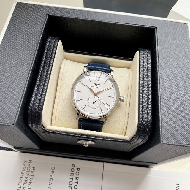 玫瑰金+20Iwc万国首推柏涛菲诺系列Iw359201指针式日历功能，最受欢迎的简洁，优雅，大气的正装风范手表！6字位表盘为最新日历盘！表壳39毫米的表壳与正品