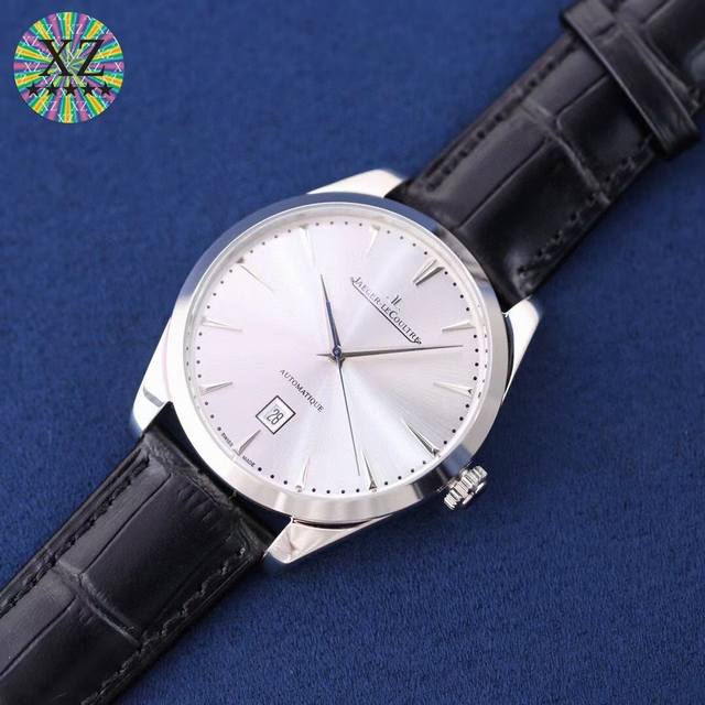 积家大师超薄系列 表经尺寸40毫米同步正品采用2813自动上链机芯走时精准，可靠性十足。表壳材质316L精钢，表镜前后采用镀膜水晶玻璃，表盘用放射状拉丝镀铑抛。