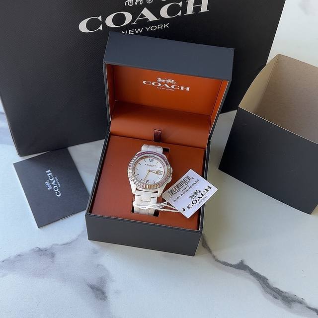 独家首发！Coach蔻驰Preyson系列腕表 陶瓷表带 型号：14504019白色为定制款，简约时尚在创意表盘上搭配混合彩色 表圈镶嵌长形彩虹色水晶璀璨点缀