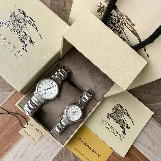 个。源自英国经典奢侈品牌，Burberry巴宝莉石英对表，Bu10004Bu10108，经典复古立体暗花表盘，男款两针半，女款三针超薄设计，手感浑圆，双按蝴蝶扣