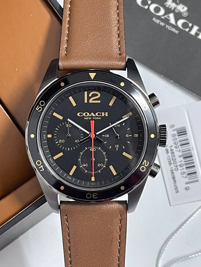 Coach蔻驰 Kent 系列三眼计时多功能码表，条形刻度，读时清晰，精钢高标准打磨制造，有着劳力士水鬼气质！上手高端大气上档次！充满空间感的三眼计时码让三位旋
