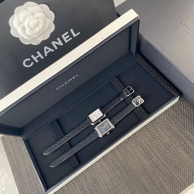 香奈儿Chanel小方糖女士石英腕表表壳和表扣采用Cnc雕刻技术，表盘像素元素和电子艺术的视觉冲击！表盘镶嵌钻石！腕表尺寸3426Mm.搭载进口原装石英机芯，方