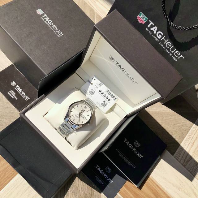 新款泰格豪雅，高颜值已上线！卡莱拉系列双日历款，蓝宝石防炫玻璃，尺寸41M，搭载原装瑞士Sw220机械机芯，透底设计，表壳打磨抛光精细,可以无限放大对比，绝对完