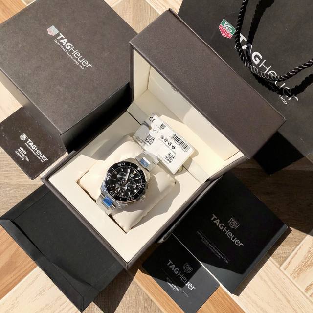 爆款回货，Original Tagheuer,泰格豪雅竞潜系列石英计时表，专柜1万+。 ~43Mm表径，蓝宝石镜面，超强夜光指针，原装机芯，支持拆机验货，硬汉风